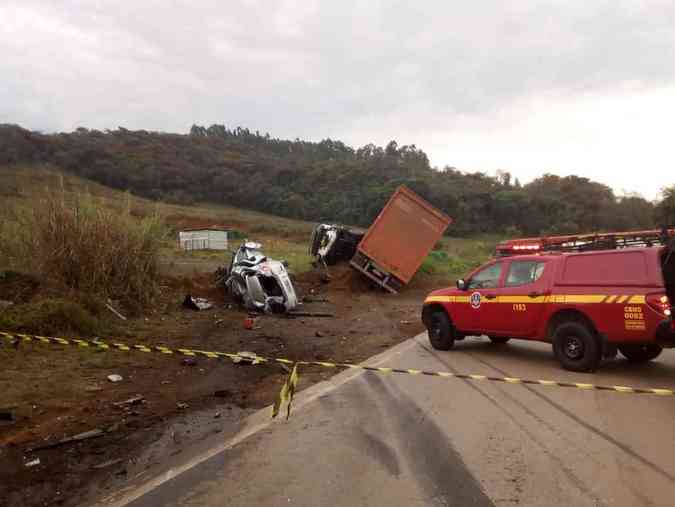 Um caminho e dois carros se envolveram em acidente que deixou cinco mortos na BR-040 em Conselheiro LafaieteCidade Web Lafaiete/Divulgao