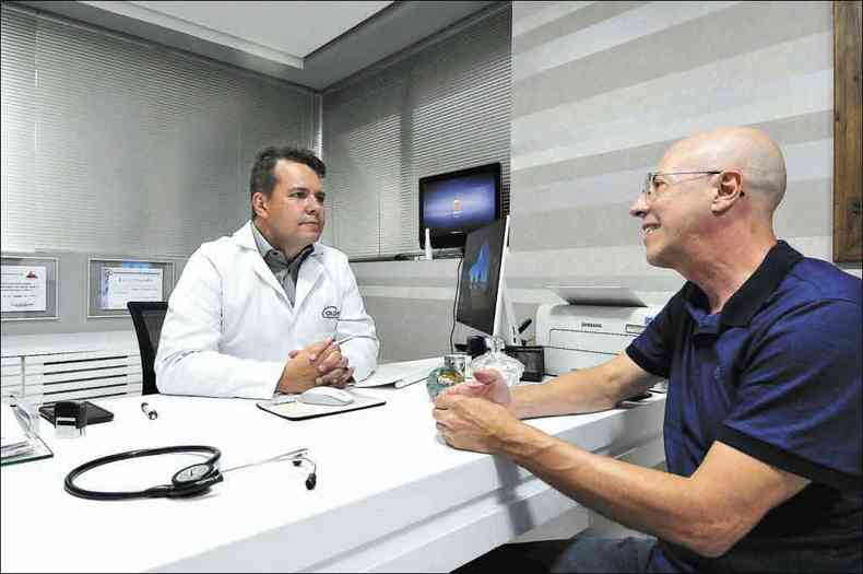 O mdico gastroenterologista Mauro Jacome acompanha o paciente Jos Maurcio Aburachid, que se sente melhor a cada dia