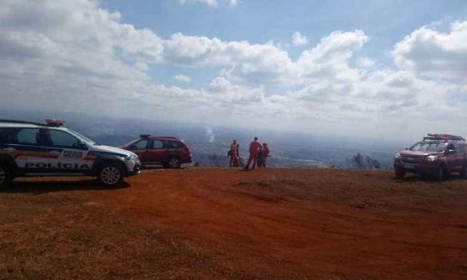 Militares faziam vistoria no parque quando encontraram o cadáver(foto: Corpo de Bombeiros/Divulgação) Militares faziam vistoria no parque quando encontraram o cadáver(foto: Corpo de Bombeiros/Divulgação)