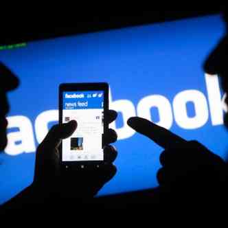 Usurio de smartphone mostra o aplicativo do Facebook em seu smartphone com Windows Phone(foto: AFP)