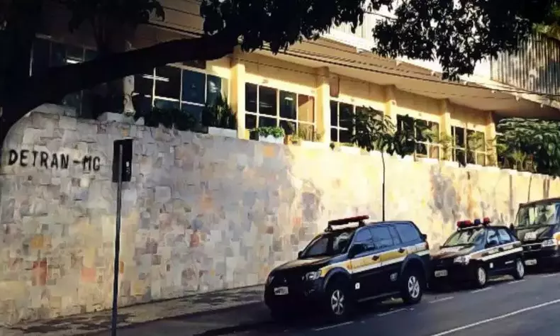 Imagem mostra viatura da Polcia Civil na porta da delegacia