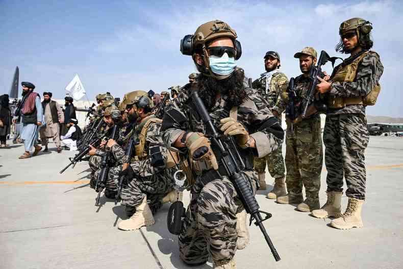 As foras especiais talibs, chamadas 'Badri 313', com os uniformes de camuflagem impecveis, posaram para fotos, com armas americanas(foto: WAKIL KOHSAR / AFP)