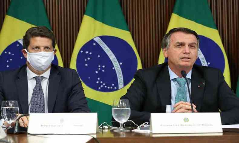 Bolsonaro e Salles na cpula virtual: governo brasileiro prega agenda positiva para agradar a comunidade internacional(foto: Marcos Corra/PR)