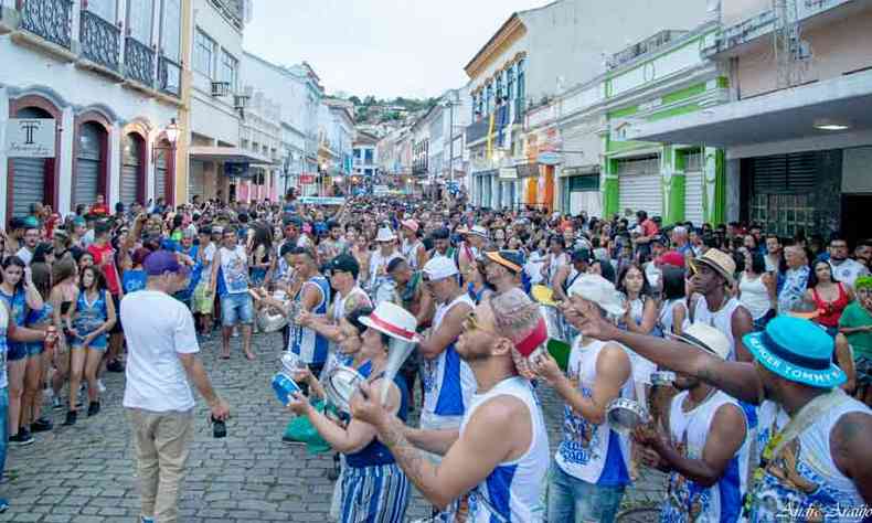 Milhares de folies cruzeirenses e de outras torcidas danaram no embalo da bateria da Nao Azul(foto: Andr Arajo/Bloco do Raposo)