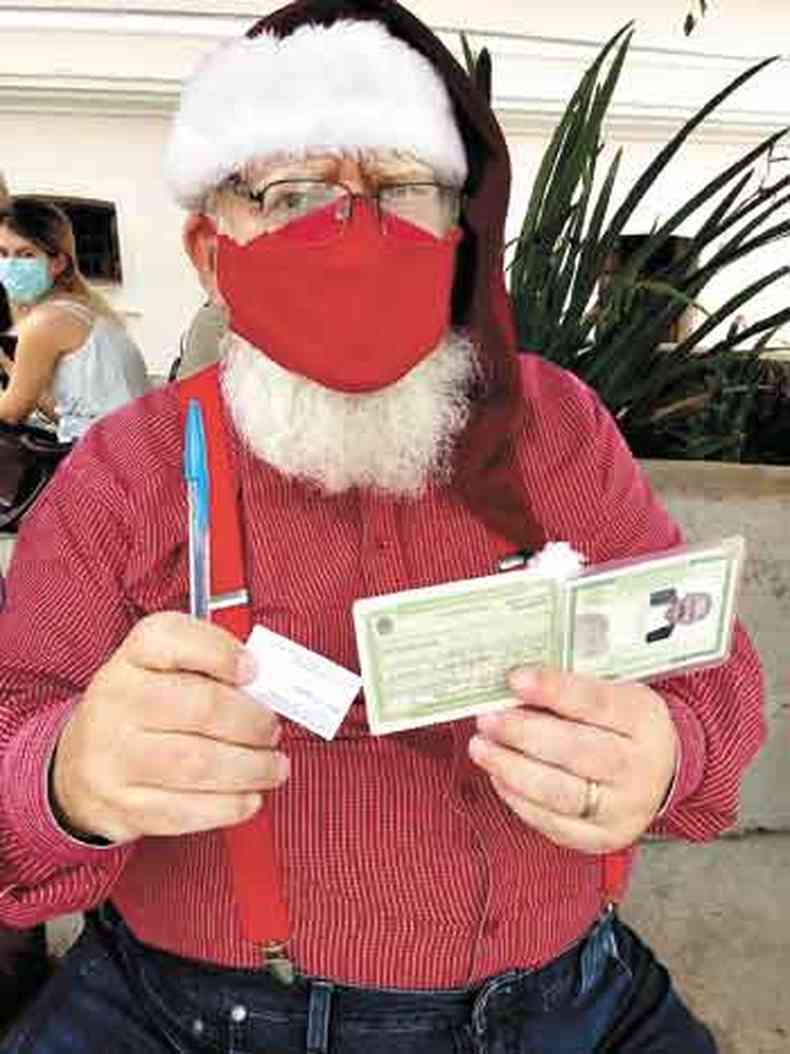 Vestido de Papai Noel, Mrio de Assis distribuiu simpatia, mas lamentou no poder trabalhar como o bom velhinho no Natal(foto: Acervo pessoal )