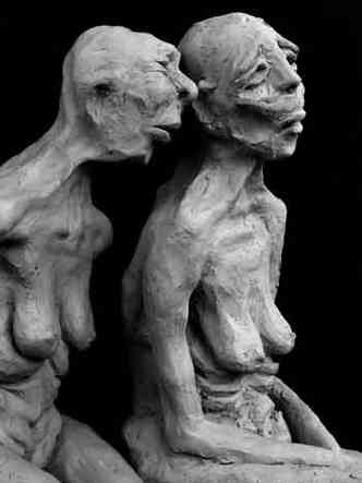 A escultura de duas mulheres com marcas de ferimento no corpo feita pela artista Elizabeth Ramos, que  tema de seu curta 