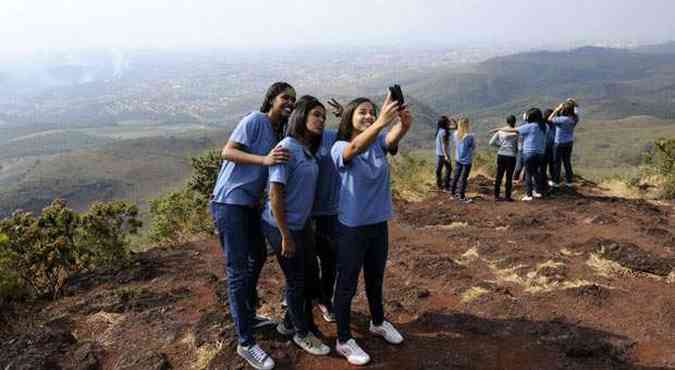 Estudantes fazem selfie na serra aps palestra sobre educao ambiental(foto: Fotos: Beto Magalhes/EM/D.A Press)
