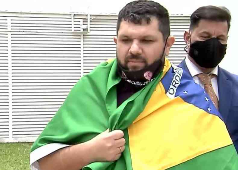 Oswaldo Eustquio com a bandeira do Brasil em suas costas