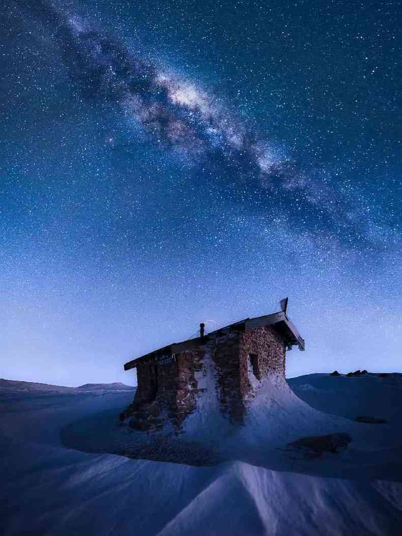 A Via Lctea sobre uma cabana de observao no Monte Kosciuszko, na Austrlia