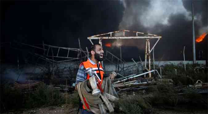 Bombeiro palestino tenta apagar incndio na central eltrica de Gaza(foto: REUTERS/Mohammed Salem)
