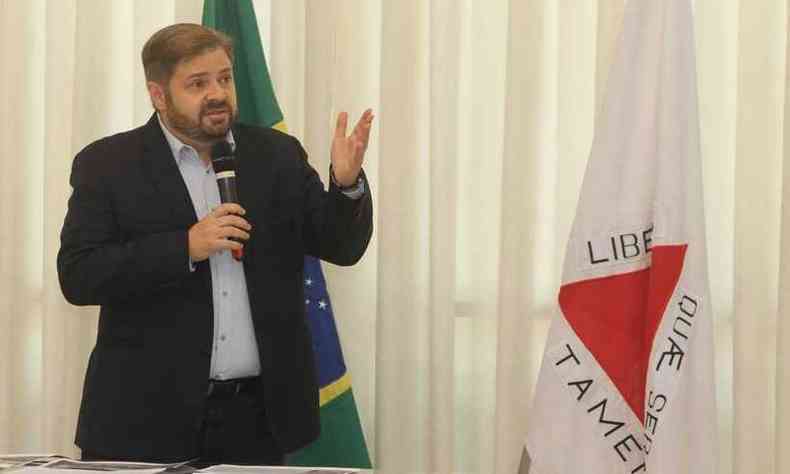 Agostinho Patrus apresentou proposta, que ainda ser debatida por deputados e entidades da sociedade civil(foto: Jair Amaral/EM/D. A. Press)