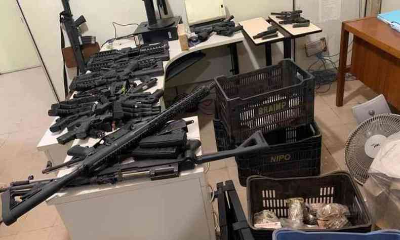 Alm da droga, 35 armas foram encontradas no stio (foto: Divulgao/PCMG)