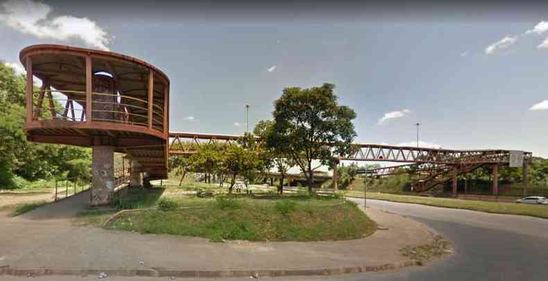 Vtima foi atacada quando passava pela passarela(foto: Google Street View/Reproduo)
