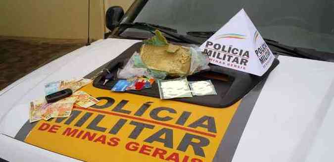 Cerca de 1,1 quilo de crack foram apreendidos durante blitz na rodovia MG-164, em Bom Despacho (foto: Polcia Militar / Divulgao )