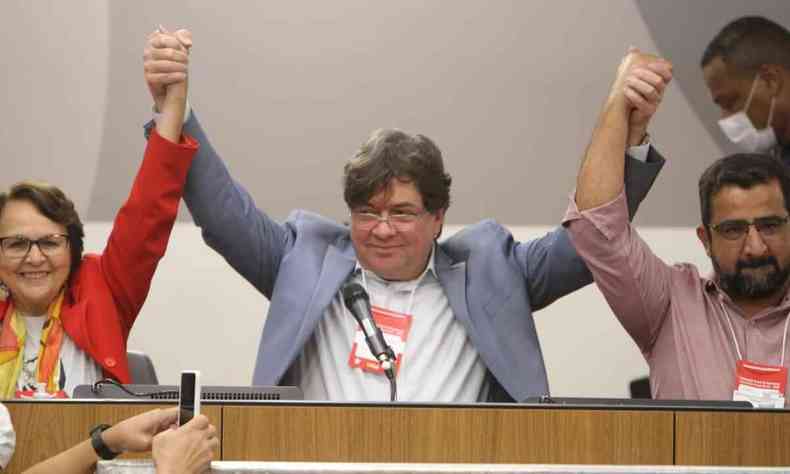 André Quintão levanta os braços de companheiros na convenção do PT