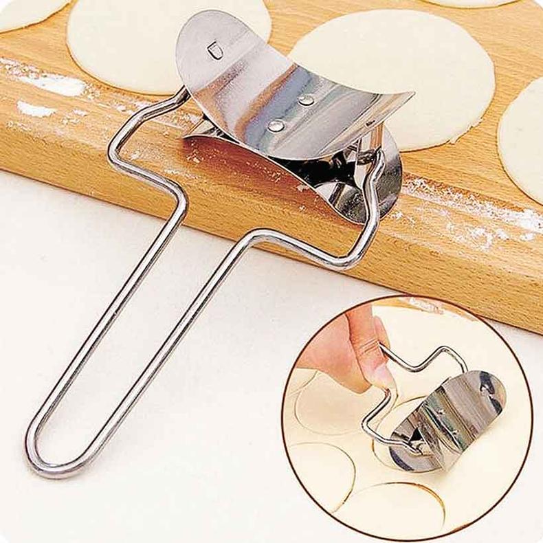 Cortador de massa Ideal para fazer ravióli, biscoito, pastel, etc. Corta a massa em 8cm de diâmetro e na mesma distância, conseguindo um bom aproveitamento(foto: Divulgação) Cortador de massa Ideal para fazer ravióli, biscoito, pastel, etc. Corta a massa em 8cm de diâmetro e na mesma distância, conseguindo um bom aproveitamento(foto: Divulgação)