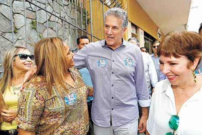 João Leite visitou o polo moveleiro da Avenida Silviano Brandão, que, segundo ele, precisa ser revitalizado (foto: Gustavo Baxter/Nitro/Divulgação) João Leite visitou o polo moveleiro da Avenida Silviano Brandão, que, segundo ele, precisa ser revitalizado (foto: Gustavo Baxter/Nitro/Divulgação)