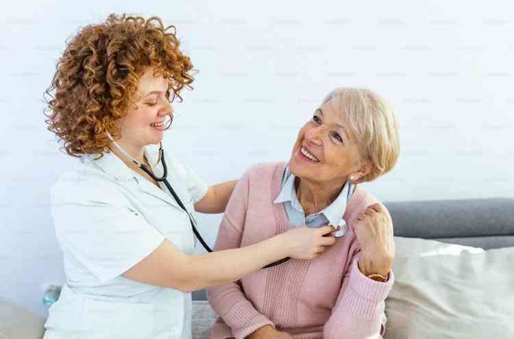 Médica examinando mulher idosa