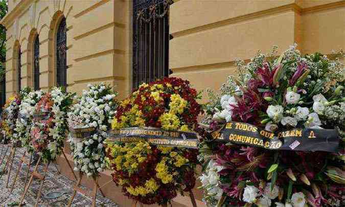 Coroa de flores no Palcio do Campo das Princesas, sede do governo de Pernambuco, em homenagem a Eduardo Campos morto em acidente areo na ltima quarta-feira (13) em Santos (foto: Fernando Frazo/Agncia Brasil)