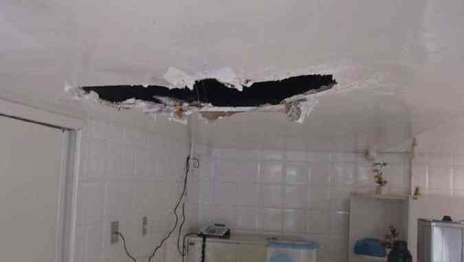 Buracos no teto, infiltraes, rachaduras nas paredes e vdros trincados so alguns dos problemas do prdio, segundo o sindicato(foto: SERJUSMIG/divulgaao)