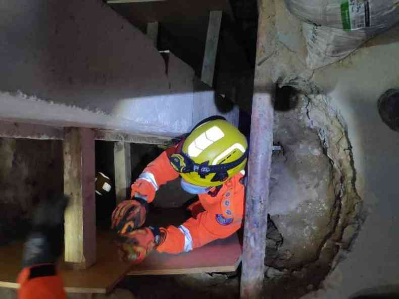 Bombeiros precisaram isolar a rea para evitar novos desmoronamentos(foto: Corpo de Bombeiros de Minas Gerais/Divulgao)