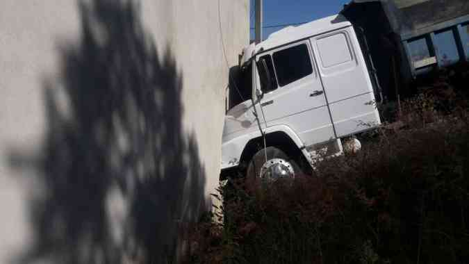 Incidente ocorreu no incio da manh. Cabine do caminho ficou presa dentro da garagem da casaRondon Margarida / Defesa Civil Divulgao