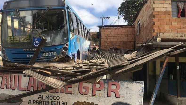 nibus bate em um carro e uma moto antes de invadir restaurante