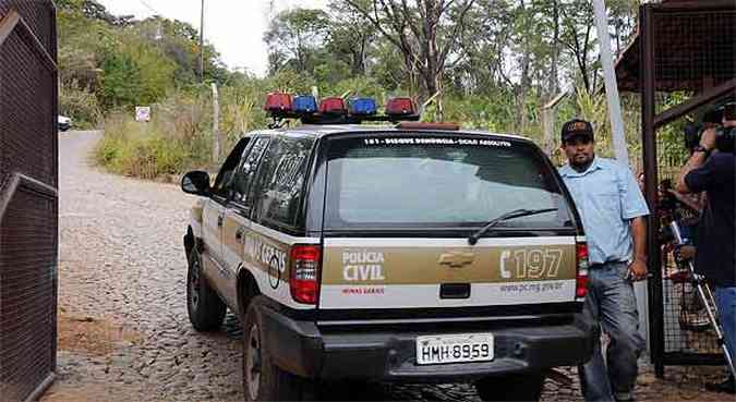 Polcia Civil fez uma vistoria no terreno antes de comear as buscas(foto: Paulo Filgueiras/EM/D.A.Press)