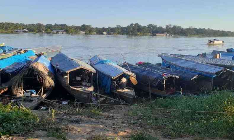 Famlia aguardam em canoas no rio at serem atendidas para recebimento de benefcios do governo(foto: Reproduo/Cimi Regional Norte I)