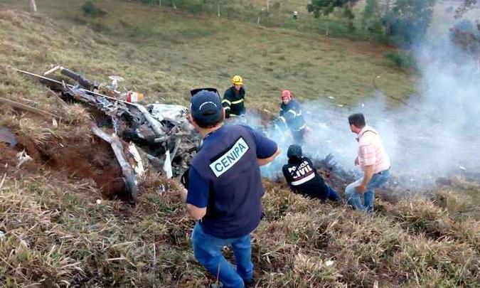 Área da queda segue isolada para que peritos da Aeronáutica realizem levantamentos sobre as causas(foto: Corpo de Bombeiros/Divulgação) Área da queda segue isolada para que peritos da Aeronáutica realizem levantamentos sobre as causas(foto: Corpo de Bombeiros/Divulgação)