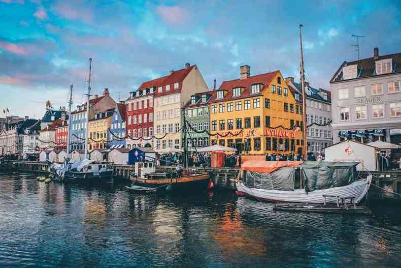 Nyhavn é o coração pulsante de Copenhague, com seu porto, prédios coloridos, bons restaurantes e muitos eventos o ano todo(foto: Nick Karvonis/Unsplash)