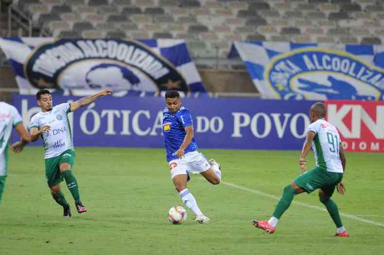 Arton, que chegou ainda sob o comando de Enderson Moreira, tem sido um dos destaques do setor ofensivo celeste(foto: Alexandre Guzanshe/EM/D.A Press )