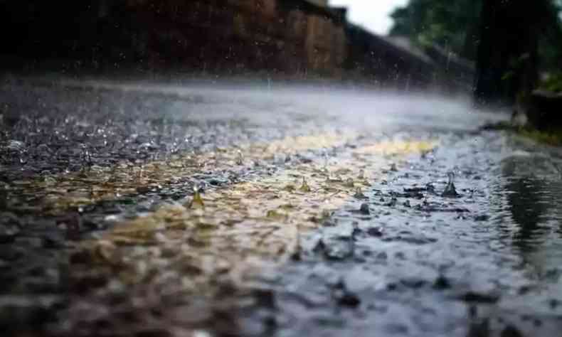 um asfalto recebendo muita chuva 