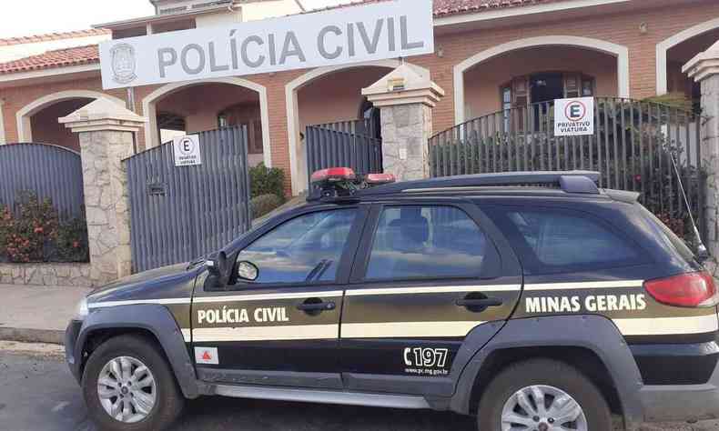 Fachada da delegacia de Carmo do Rio Claro com uma viatura da Polcia Civil parada na porta