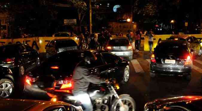 Clima ficou tenso entre motoristas e ativistas e por pouco condutora no foi atacada(foto: Paulo Filgueiras/EM/D.A PRESS)