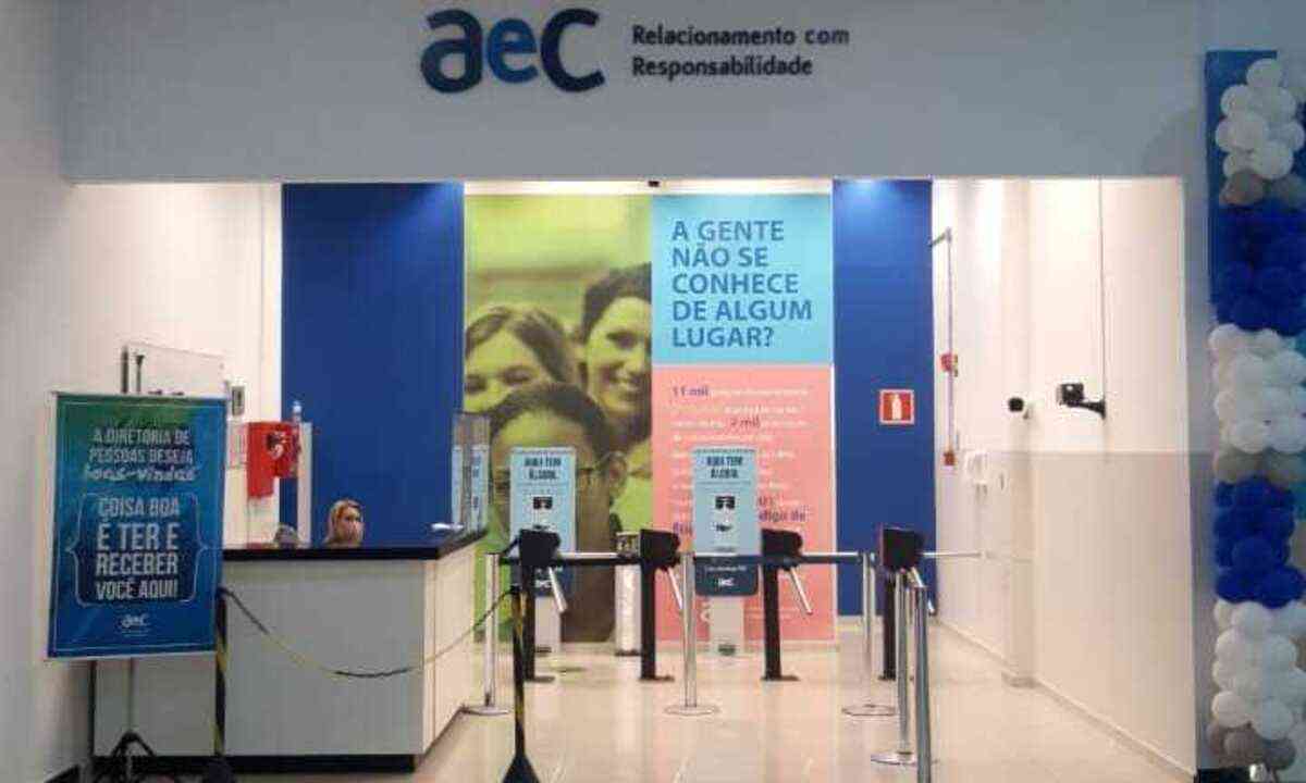 Empresa AeC oferece 1.170 vagas para o cargo de atendente