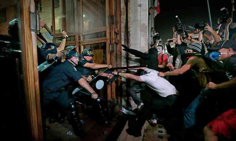 Manifestantes em confronto com a Polcia de So Paulo em 2013