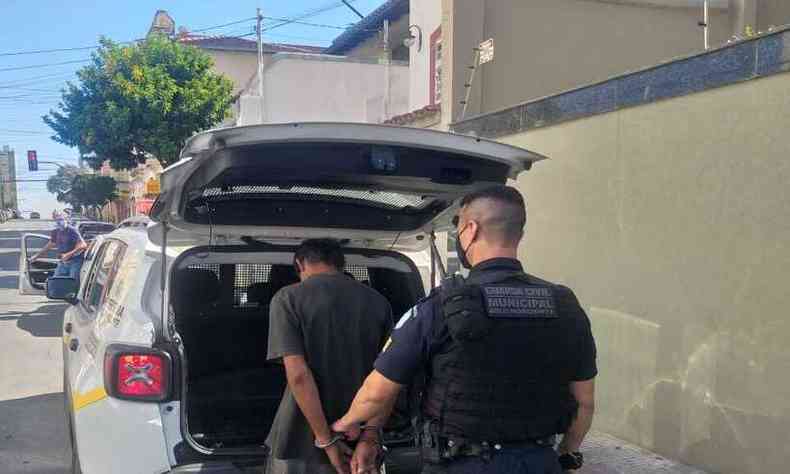 Homem foi levado para a Deajec da Polícia Civil, no Bairro Gameleira(foto: Guarda Civil Municipal de BH/Divulgação)
