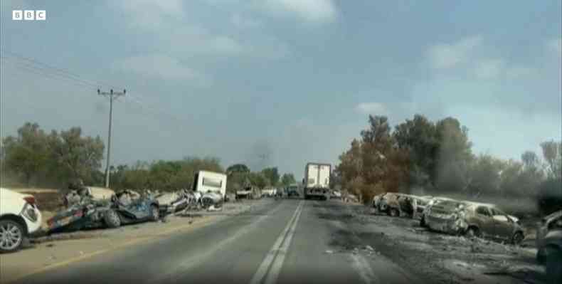 Imagens obtidas pela BBC mostram carros queimados e destrudos nas proximidades do festival de msica eletrnica
