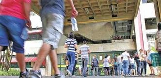 Candidatos chegam para as provas na UFMG: para professores, cobran�a de conte�do ficou mais parecida com a do vestibular tradicional(foto: Angelo Pettinati/Esp.EM/D.A Press)