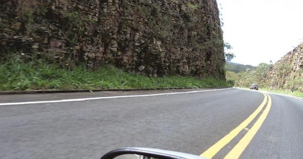  Jovem morre em batida entre carro e caminhão 