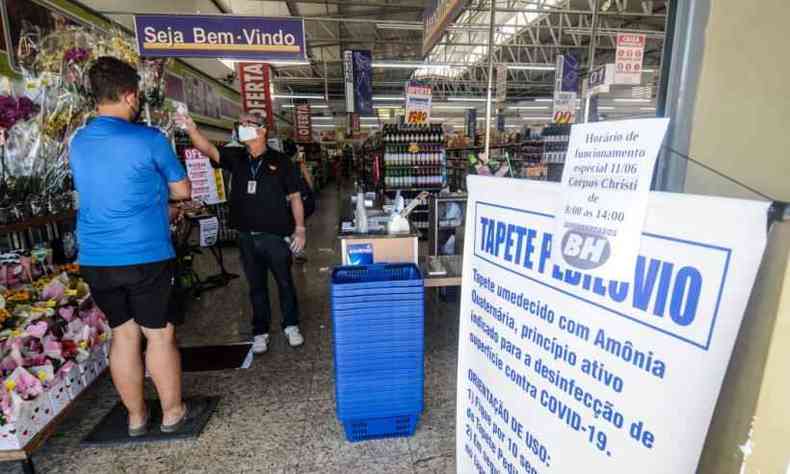 Inicialmente impedidos de funcionar, supermercados conseguiram liminar junto a Justiça e estão atendendo os turistas(foto: Leandro Couri/EM/D.A Press)
