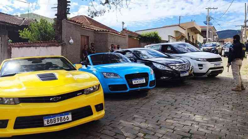 Um Camaro amarelo, um Audi azul e outros dois carros de luxo apreendidos