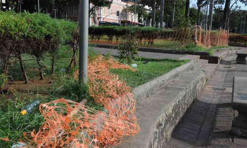 Apesar da presena de milhares de pessoas, jardim da Praa da Estao apresentou poucos danos no dia seguinte(foto: Paulo Filgueiras/EM/DA Press)