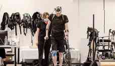 Paraplégico retoma a caminhada com auxílio de inteligência artificial