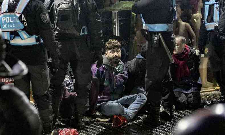 Vrias prises de manifestantes pr-aborto foram feitas(foto: Alberto RAGGIO / AFP)