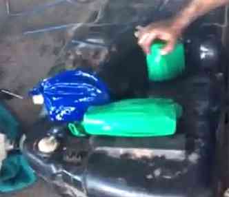 Drogas estavam escondidas em balões dentro do tanque de gasolina(foto: TV Alterosa/Divulgação)