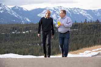 Satya Nadella e Stephen Elop (foto: (Fonte da imagem: Divugalo/Microsoft) )