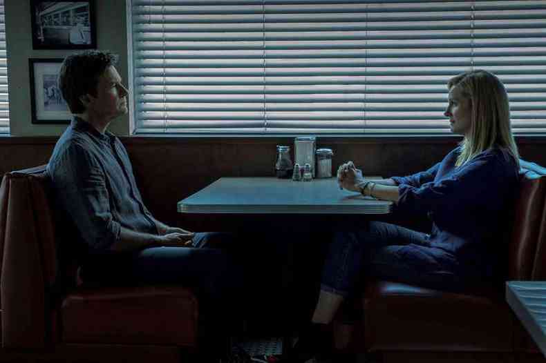 O protagonista Jason Bateman ( Marty Byrde) contracena com Laura Linney, que faz o papel de sua mulher, Wendy (foto: Steve Dietl/Netflix)