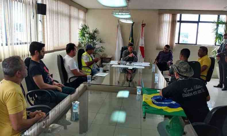 Aps encontro na porta da prefeitura, Dulio se reuniu com alguns manifestantes na parte interna do prdio(foto: Divulgao/Prefeitura de Sete Lagoas)